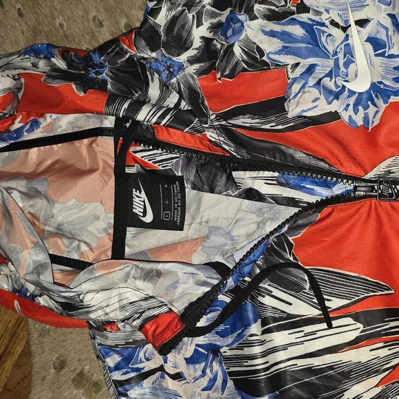 Nike Floral Crop Windrunner, Light Rain Jacket, Hooded Lightweight - Picture 6 of 8